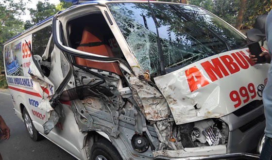 ঝিকরগাছায় অ্যাম্বুলেন্স-ভ্যান সংঘর্ষে নিহত ৩