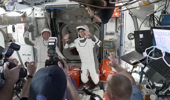 ৯ মাস পর মহাকাশ থেকে ফিরে এলেন দুই মার্কিন নভোচারী