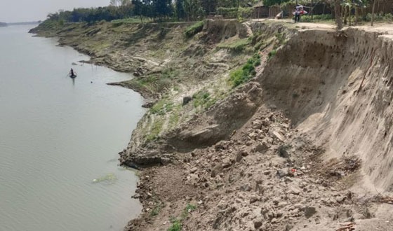 শুষ্ক মৌসুমেও গড়াই নদীর ভাঙ্গন স্থায়ী বেড়িবাঁধের দাবী