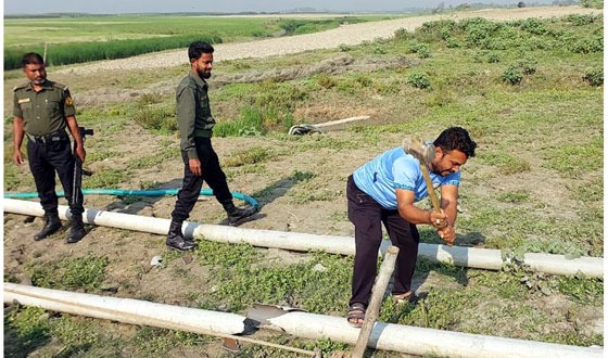 চরভদ্রাসন পদ্মার চরে ড্রেজার মেশিন ধ্বংস করলেন ইউএনও