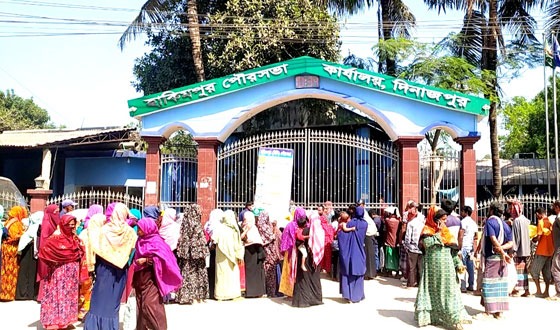 হাকিমপুরে ঈদ উপহারের চাল পেলো ৩০৮১ টি পরিবার