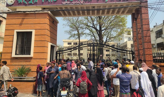 রংপুর সিটি কর্পোরেশনের কর্মকর্তাদের অবরুদ্ধ করে বেতন বোনাস আদায়