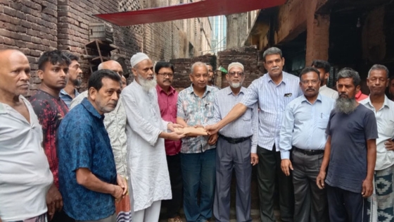 রাজশাহীতে আগুনে ক্ষতিগ্রস্ত ১২ দোকানীকে সহায়তা প্রদান