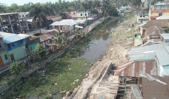 দখলদারদের সুবিধা দিতে লালমোহন পৌরসভার খাল খনন বন্ধের অভিযোগ