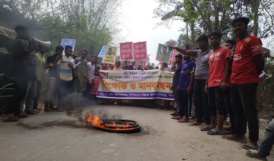 হিলিতে প্যানেল চেয়ারম্যানের বিরুদ্ধে যৌন হয়রানীর প্রতিবাদে বিক্ষোভ মিছিল
