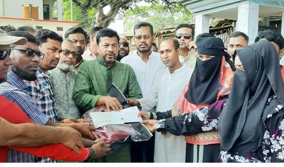 কালীগঞ্জে তারেক রহমানের ঈদ উপহার প্রদান