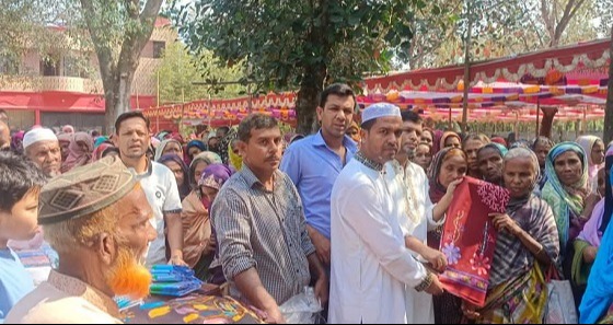 কাপাসিয়া ফজিলা আলী ফাউন্ডেশনের উদ্যোগে ঈদ উপহার ও নগদ অর্থ বিতরণ