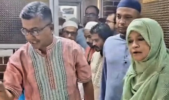 বেতন-বোনাসের দাবিতে চাঁদপুর পৌরসভার কর্মচারীদের বিক্ষোভ