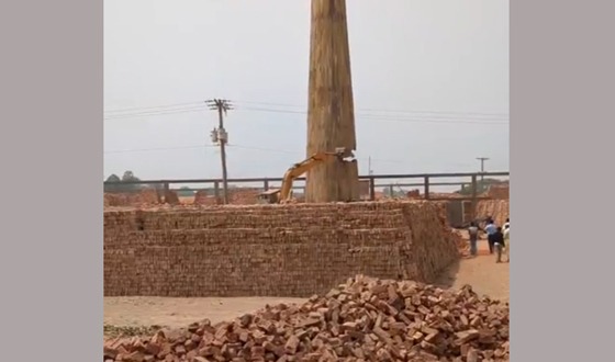 কিশোরগঞ্জের শতাধিক অবৈধ ইট ভাটা, একটিকে গুড়িয়ে দিলো প্রশাসন