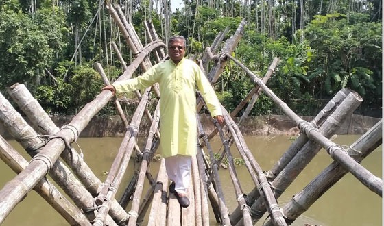 কাউখালীর ফলইবুনিয়া খালে সাঁকো দিয়ে পারাপার, এলাকাবাসীর ব্রিজ নির্মাণের দাবি