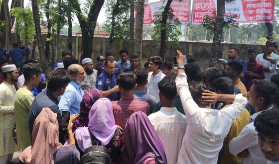 লালমোহনে নিরাপদ ক্যাম্পাসের দাবিতে শিক্ষার্থীদের সড়ক অবরোধ