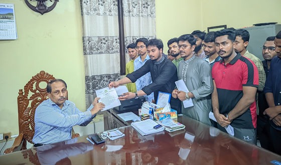 কারমাইকেল কলেজের শিক্ষার্থীদের মানববন্ধন ও স্মারকলিপি প্রদান