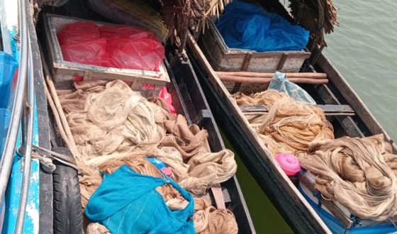 সুন্দরবনে বিষ প্রয়োগে মাছ শিকারের অভিযোগে আটক ৪