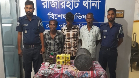 রাজারহাটে ৩জুয়াড়িসহ জুয়ার সরঞ্জামাদী আটক