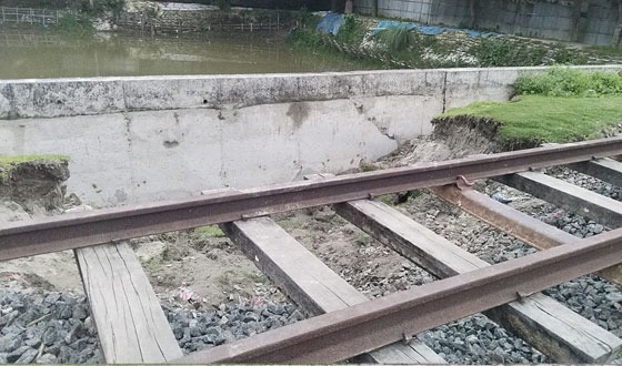 রাজারহাটে রেললাইনের মাটি ধ্বসে গর্তের সৃষ্টি