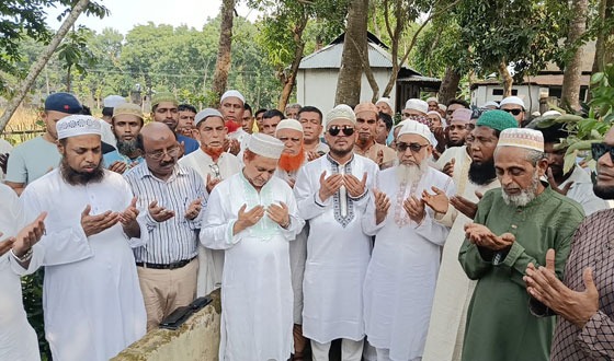 গফরগাঁওয়ে দুই প্রখ্যাত আলেমের কবর জিয়ারত করলেন বিএনপি নেতা-কর্মীরা