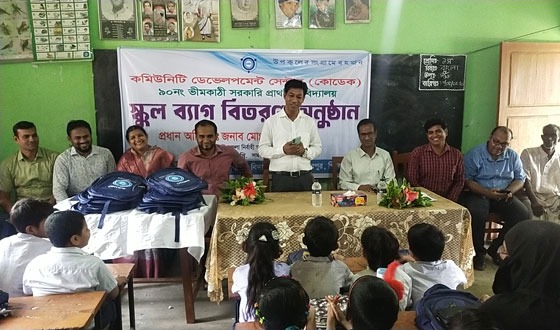 নাজিরপুরে শিক্ষার্থীদের মাঝে স্কুল ব্যাগ বিতরণ