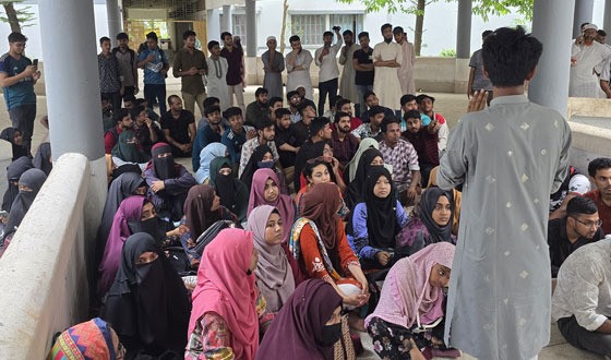 ইবিতে বিভাগের নাম পরিবর্তনের দাবিতে শিক্ষার্থীদের অবস্থান কর্মসূচি