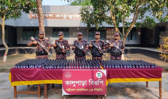 ধামইরহাট সীমান্তে ৬০৯ বোতল ফেন্সিডিল উদ্ধার