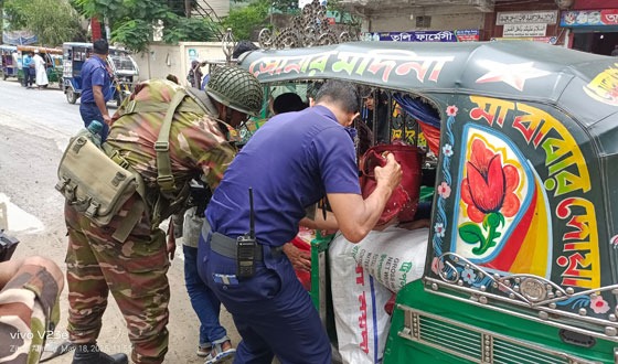 চাঁদপুরে যৌথ বাহিনীর ভ্রাম্যমাণ চেকপোষ্ট, ১৬৫ গাড়ি তল্লাশি