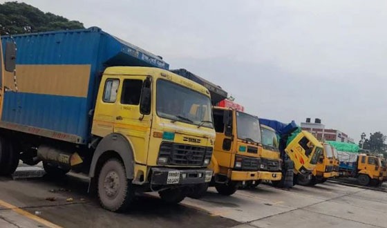 বেনাপোল স্থলবন্দরে আটকা গার্মেন্টস পণ্যবাহী ৩৬ ট্রাক