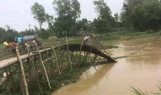 ভেঙে পড়েছে জিঞ্জিরামের কাঠের সেতু