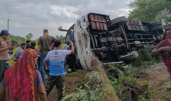 পাটকেলঘাটায় ৩৫ জন সাংবাদিক বহনকারী বাস নিয়ন্ত্রণ হারিয়ে খাদে