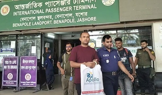 ভারতে পালানোর সময় কেন্দ্রীয় যুবলীগ নেতা গ্রেপ্তার