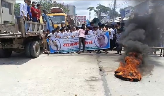 লালমোহনে প্রধান শিক্ষক ও সহকারী প্রধান শিক্ষকের অপসারণ দাবীতে বিক্ষোভ