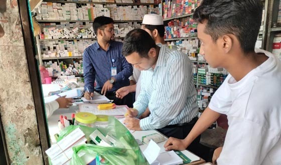 আড়াইহাজারে দুই ফার্মেসীর মালিককে অর্থদন্ড