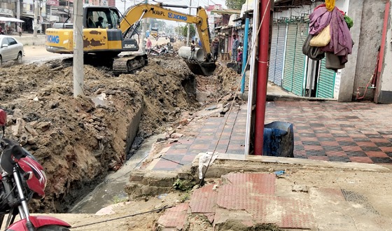 মহাদেবপুরে ড্রেন বাঁকা করে নির্মাণের অভিযোগ