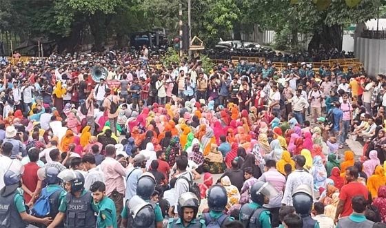 যমুনার পথে শ্রমিকদের মিছিল, কাকরাইলে পুলিশের ব্যারিকেডে অচল সড়ক