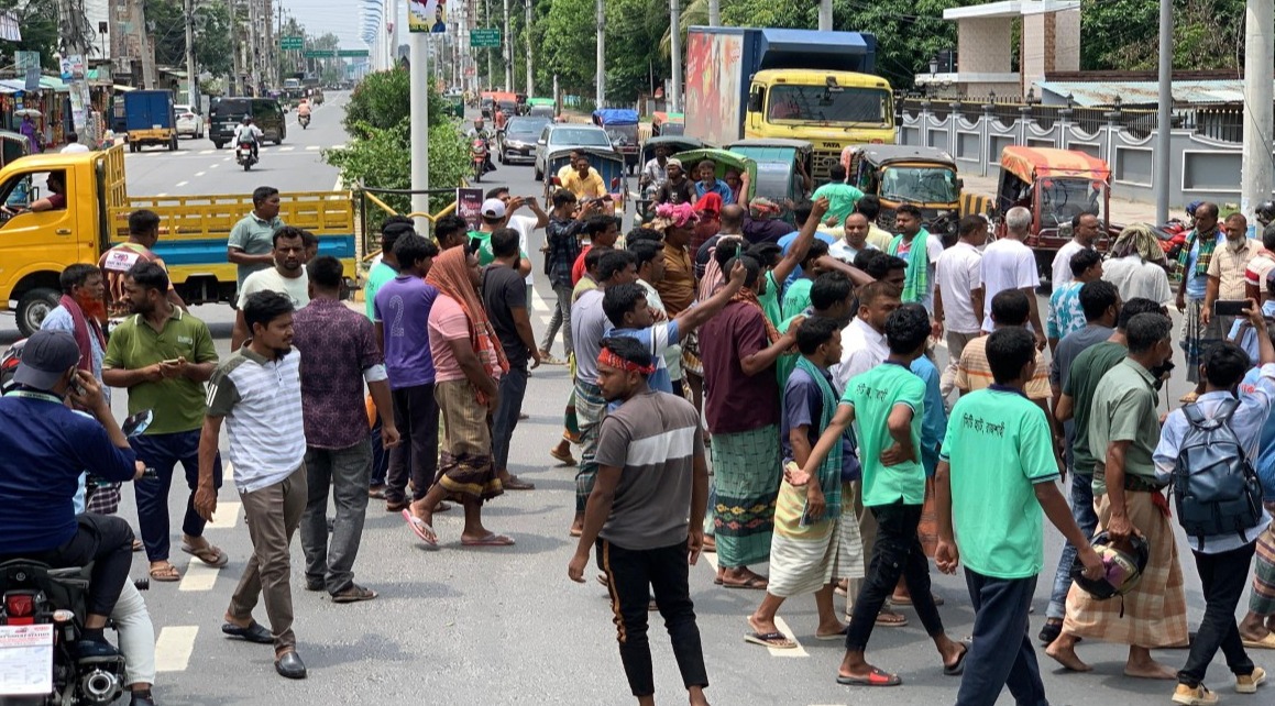 দেশী গরু ভারতীয় বলে আটক, বিজিবির সামনে ব্যবসায়ীদের বিক্ষোভ
