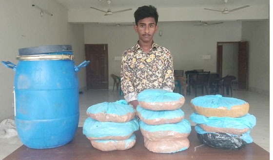 অভিনব পন্থায়  গাঁজা পাচার