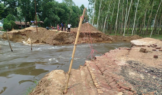 হিলি-ঘোড়াঘাট সড়কে যোগাযোগ বিচ্ছিন্ন