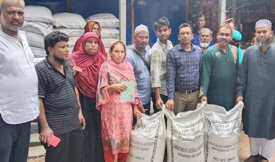 ইউএনও'র ভিডব্লিউবি কর্মসূচীর আওতায় উপকার ভোগীদের চাল বিতরণ