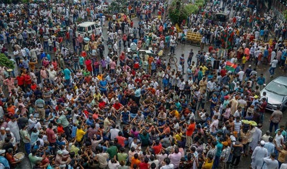 ‘মুলা দিয়ে গাধা বস হয়, আমাদের নয়’: রাজপথ ছাড়ছেন না ইশরাক সমর্থকরা