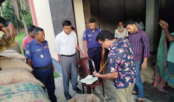 অতিরিক্ত আদ্রতার ধান সংগ্রহকালে খাদ্য গুদামের প্রহরী ও কৃষককে অর্থদণ্ড