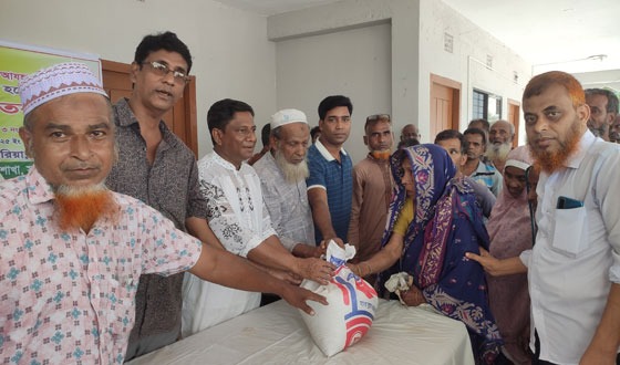 সাটুরিয়ায় দুঃস্থদের মাঝে চাল বিতরণ
