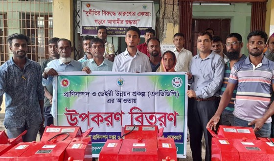 কচুয়ায় বিনামূল্যে ঘাস কাটা মেশিন বিতরণ