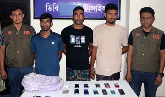 চলন্ত বাসে ডাকাতি ও শ্লীলতাহানির ঘটনায় গ্রেফতার ৩