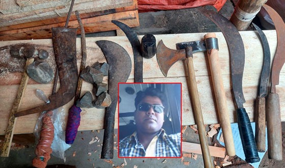 ছাত্রলীগ কর্মীর দোকান থেকে ধারালো অস্ত্র ও ককটেল উদ্ধার