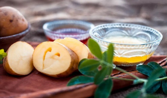 ত্বক উজ্জ্বল করতে ব্যবহার করুণ আলুর রস