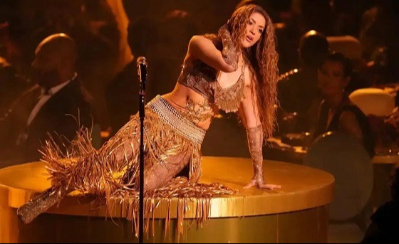 নাচতে নাচতে পড়ে গেলেন শাকিরা