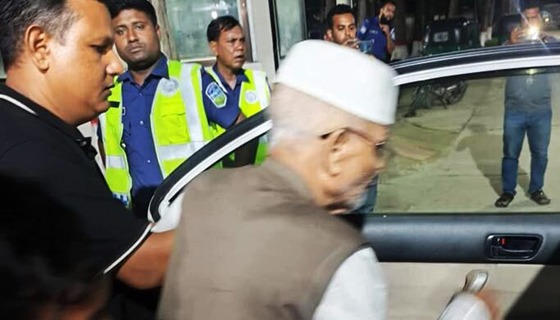 সাবেক ভূমিমন্ত্রীকে বাসায় পৌঁছে দিয়েছে পুলিশ