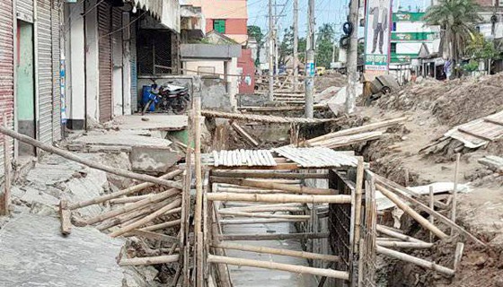 দৌলতপুরের আল্লারদর্গা বাজারে ড্রেন নির্মাণে অনিয়মের অভিযোগ