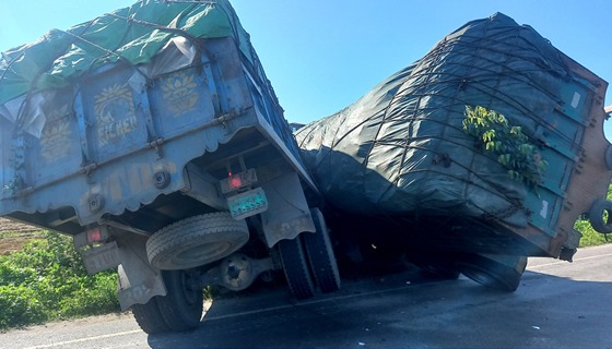 ফুলবাড়ীতে দুই ট্রাকের মুখোমুখি সংঘর্ষে হেলপার নিহত