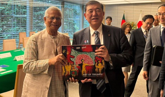 ড. ইউনূস জুলাই গ্রাফিতি উপহার দিলেন জাপানের প্রধানমন্ত্রীকে