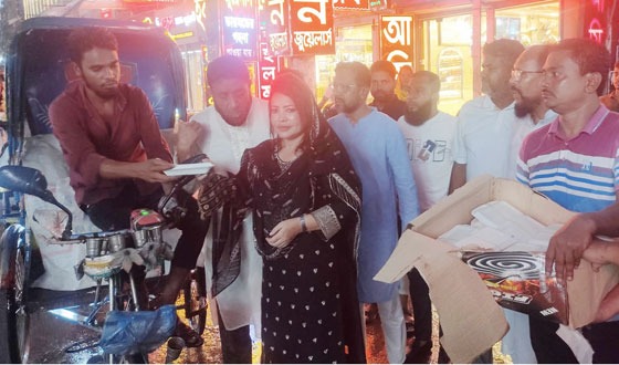 পথচারীদের মাঝে বিএনপি নেত্রীর খাবার বিতরণ