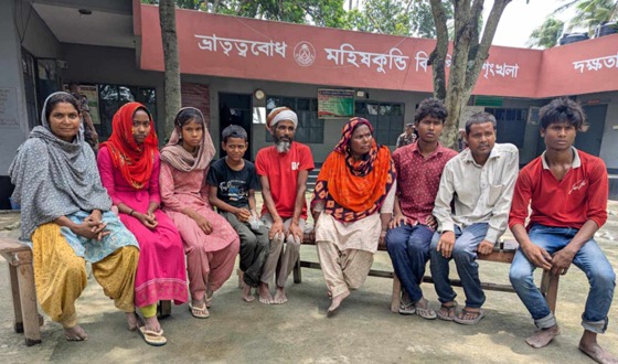 দৌলতপুর সীমান্ত দিয়ে ৯ বাংলাদেশিকে পুশ-ইন, বিজিবির প্রতিবাদ